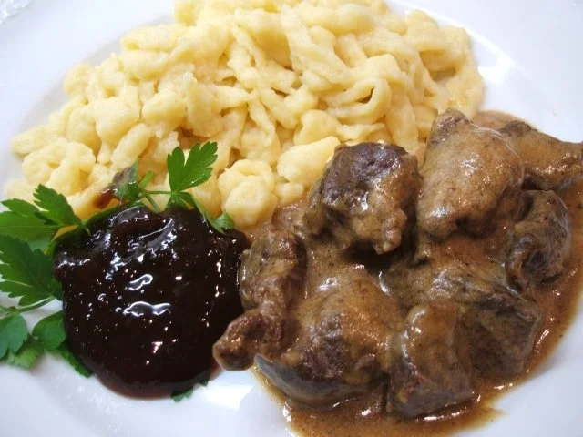 Wild: Rehragout in fruchtiger Wacholder-Schmand-Soße - Rezept