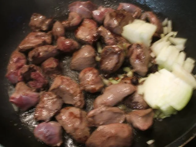 Wild: Rehragout in fruchtiger Wacholder-Schmand-Soße - Rezept - Bild Nr. 3