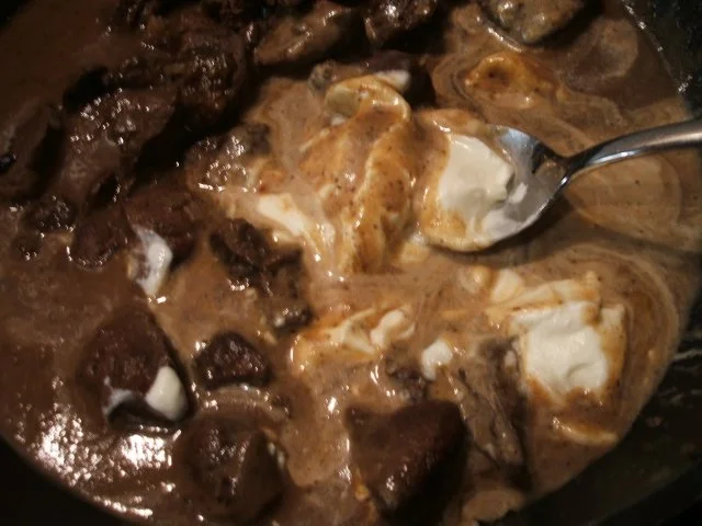 Wild: Rehragout in fruchtiger Wacholder-Schmand-Soße - Rezept - Bild Nr. 4