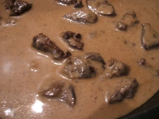 Wild: Rehragout in fruchtiger Wacholder-Schmand-Soße - Rezept - Bild Nr. 5