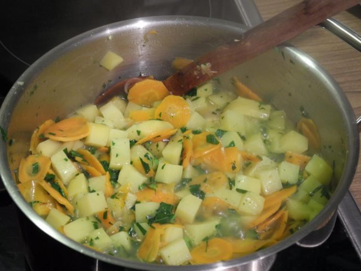 Vegan : Kartoffelsuppe mit Kohlrabiblättern - Rezept