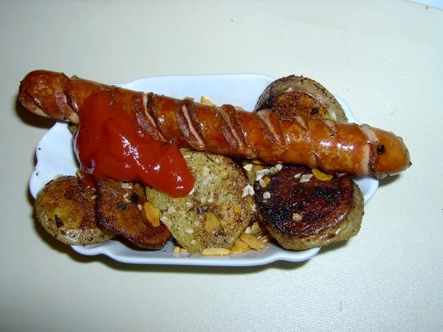 Rezept: Gebratene Currybockwurst mit Kartoffelspalten Bild Nr. 2 Gebratene Currybockwurst mit Kartoffelspalten - Rezept - Bild Nr. 2