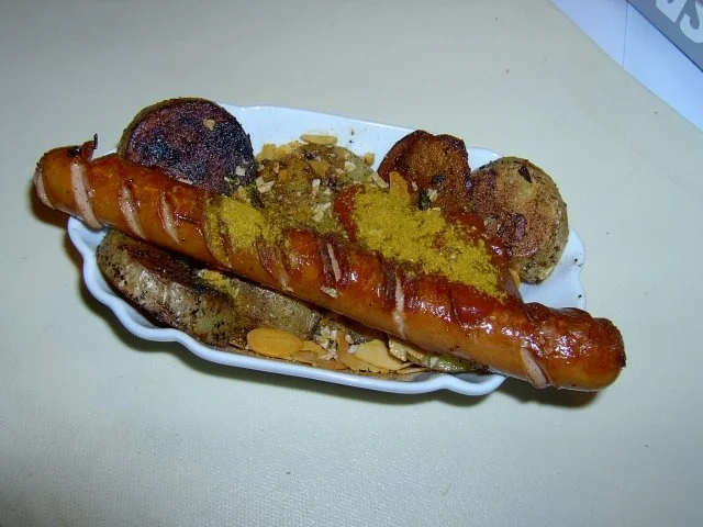 Rezept: Gebratene Currybockwurst mit Kartoffelspalten Gebratene Currybockwurst mit Kartoffelspalten - Rezept