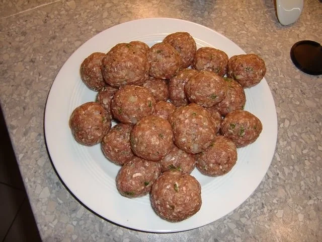 Rezept: Rinderhackbällchen in einer Rotweinsoße Bild Nr. 2 Rinderhackbällchen in einer Rotweinsoße - Rezept - Bild Nr. 2