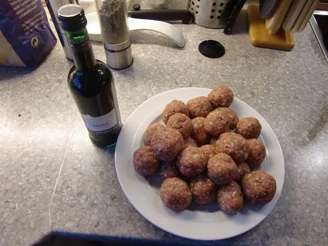 Rezept: Rinderhackbällchen in einer Rotweinsoße Bild Nr. 3 Rinderhackbällchen in einer Rotweinsoße - Rezept - Bild Nr. 3