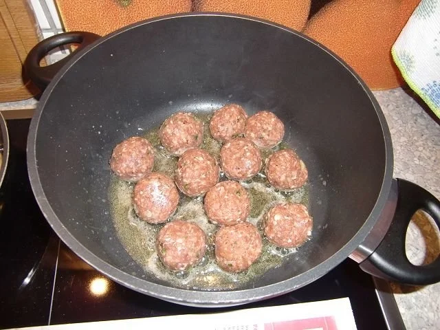 Rezept: Rinderhackbällchen in einer Rotweinsoße Bild Nr. 4 Rinderhackbällchen in einer Rotweinsoße - Rezept - Bild Nr. 4