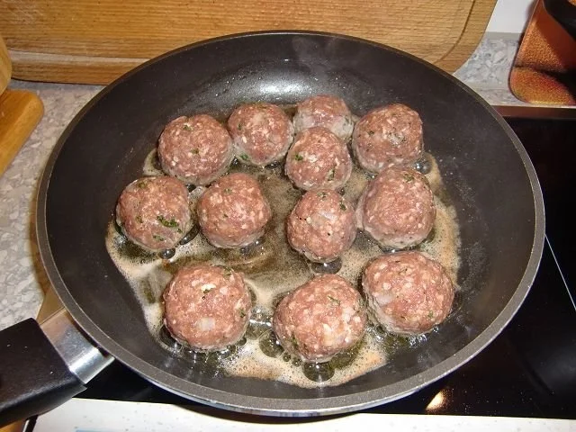 Rezept: Rinderhackbällchen in einer Rotweinsoße Bild Nr. 5 Rinderhackbällchen in einer Rotweinsoße - Rezept - Bild Nr. 5