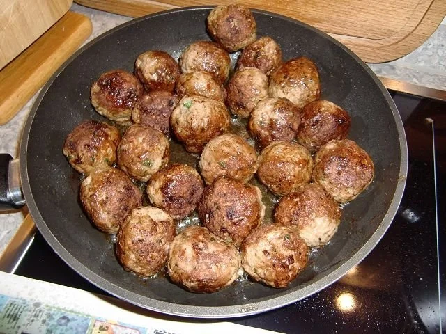 Rezept: Rinderhackbällchen in einer Rotweinsoße Bild Nr. 6 Rinderhackbällchen in einer Rotweinsoße - Rezept - Bild Nr. 6