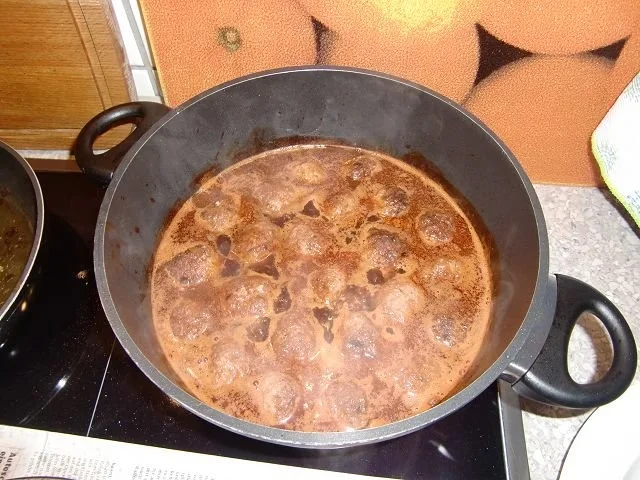 Rezept: Rinderhackbällchen in einer Rotweinsoße Bild Nr. 11 Rinderhackbällchen in einer Rotweinsoße - Rezept - Bild Nr. 11