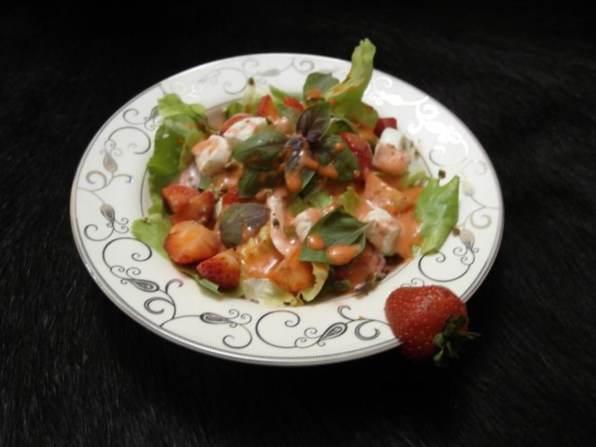 Bilder für Grüner Salat an Mozzarella und Erdbeeren - Rezept