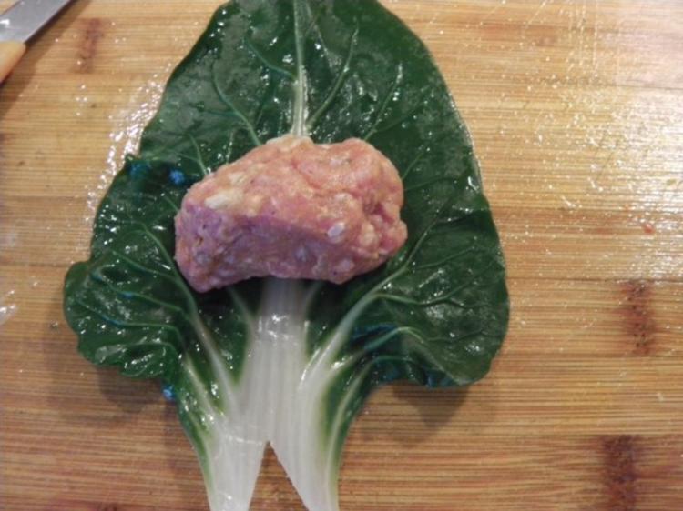 Mangold Rouladen auf einem Spiegel aus Mangoldpürree Sølvbederoulader ...