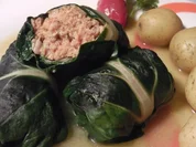 Mangold-Rouladen auf einem Spiegel aus Mangoldpürree (Sølvbederoulader) - Rezept