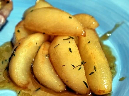 Hähnchenbrust unter Ziegenkäsehaube mit karamellisierten Thymianbirnen - Rezept