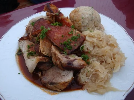 Südtiroler Käseknödel mit Speck und Kraut mit Rippchen - Rezept