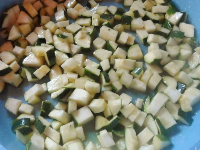 Rezept: Vorspeisen/Dips: Würziger Zucchini-Schafskäse-Dip Bild Nr. 3 Vorspeisen/Dips: Würziger Zucchini-Schafskäse-Dip - Rezept - Bild Nr. 3