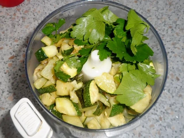 Rezept: Vorspeisen/Dips: Würziger Zucchini-Schafskäse-Dip Bild Nr. 5 Vorspeisen/Dips: Würziger Zucchini-Schafskäse-Dip - Rezept - Bild Nr. 5