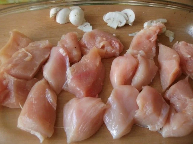 Rezept: Hähnchenfilet in Tomatensoße mit Mozzarella im Gemüsebett Bild Nr. 3 Hähnchenfilet in Tomatensoße mit Mozzarella im Gemüsebett - Rezept - Bild Nr. 3