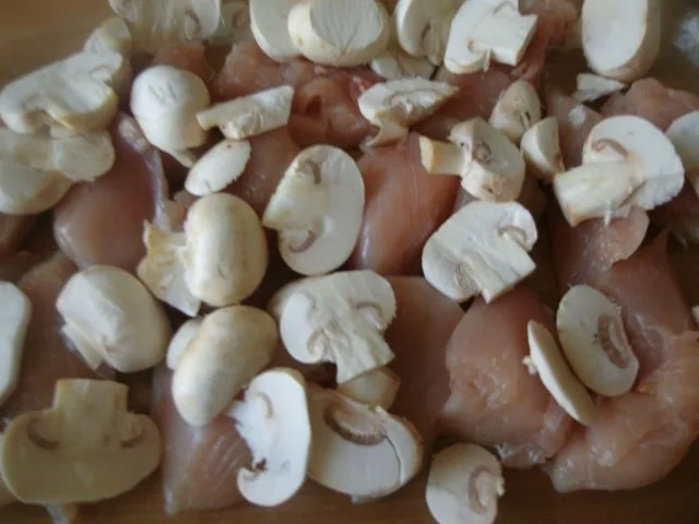 Rezept: Hähnchenfilet in Tomatensoße mit Mozzarella im Gemüsebett Bild Nr. 4 Hähnchenfilet in Tomatensoße mit Mozzarella im Gemüsebett - Rezept - Bild Nr. 4