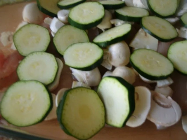 Rezept: Hähnchenfilet in Tomatensoße mit Mozzarella im Gemüsebett Bild Nr. 5 Hähnchenfilet in Tomatensoße mit Mozzarella im Gemüsebett - Rezept - Bild Nr. 5