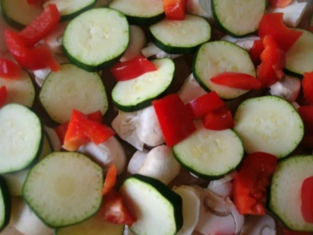 Rezept: Hähnchenfilet in Tomatensoße mit Mozzarella im Gemüsebett Bild Nr. 6 Hähnchenfilet in Tomatensoße mit Mozzarella im Gemüsebett - Rezept - Bild Nr. 6