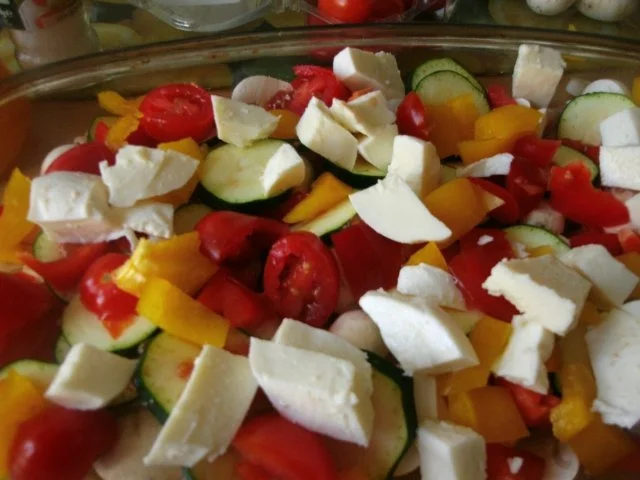 Rezept: Hähnchenfilet in Tomatensoße mit Mozzarella im Gemüsebett Bild Nr. 7 Hähnchenfilet in Tomatensoße mit Mozzarella im Gemüsebett - Rezept - Bild Nr. 7