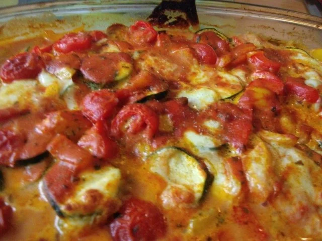 Rezept: Hähnchenfilet in Tomatensoße mit Mozzarella im Gemüsebett Bild Nr. 2 Hähnchenfilet in Tomatensoße mit Mozzarella im Gemüsebett - Rezept - Bild Nr. 2