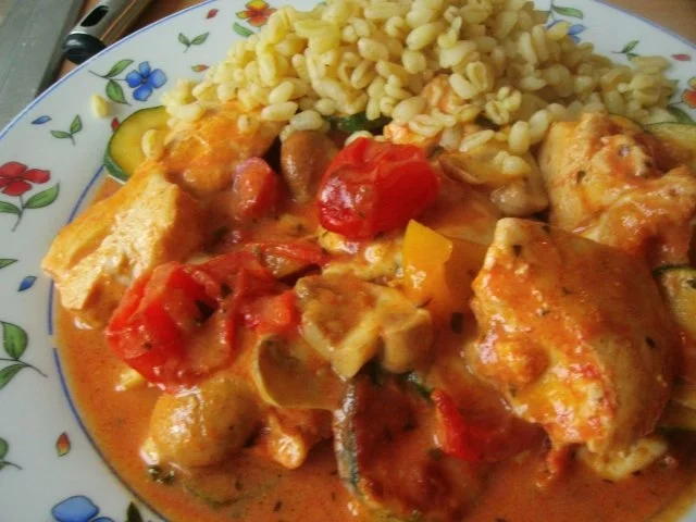 Rezept: Hähnchenfilet in Tomatensoße mit Mozzarella im Gemüsebett Bild Nr. 11 Hähnchenfilet in Tomatensoße mit Mozzarella im Gemüsebett - Rezept - Bild Nr. 11