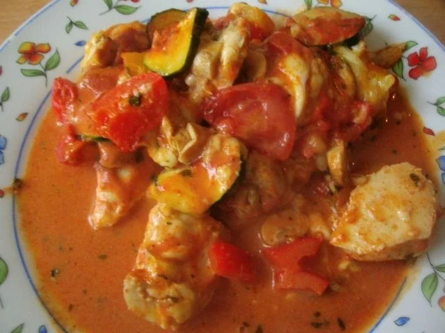 Rezept: Hähnchenfilet in Tomatensoße mit Mozzarella im Gemüsebett Bild Nr. 12 Hähnchenfilet in Tomatensoße mit Mozzarella im Gemüsebett - Rezept - Bild Nr. 12