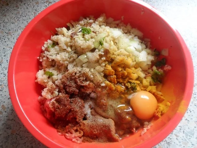 Rezept: Orientalische Couscous-Rosinen-Hackbällchen Bild Nr. 3 Orientalische Couscous-Rosinen-Hackbällchen - Rezept - Bild Nr. 3