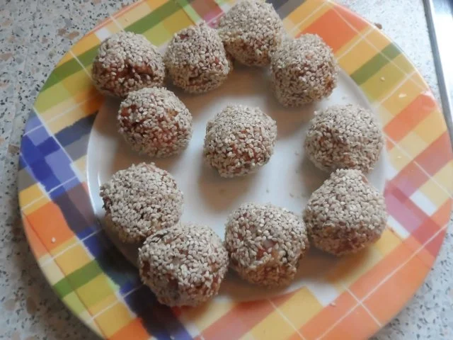 Rezept: Orientalische Couscous-Rosinen-Hackbällchen Bild Nr. 5 Orientalische Couscous-Rosinen-Hackbällchen - Rezept - Bild Nr. 5