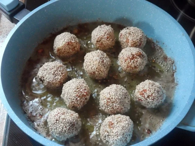 Rezept: Orientalische Couscous-Rosinen-Hackbällchen Bild Nr. 8 Orientalische Couscous-Rosinen-Hackbällchen - Rezept - Bild Nr. 8