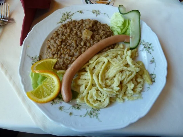 Handgeschabte Spätzle mit Saitenwürsten - Rezept