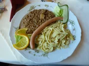 Handgeschabte Spätzle mit Saitenwürsten - Rezept
