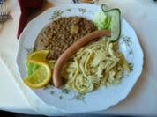 Rezept: Handgeschabte Spätzle mit Saitenwürsten Handgeschabte Spätzle mit Saitenwürsten - Rezept