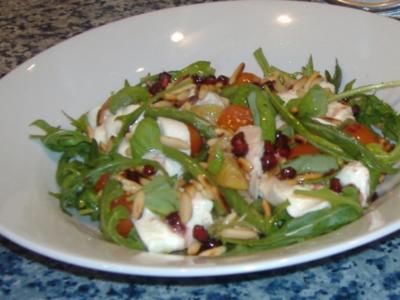 Rezept: Lauwarmer Herbstsalat mit Granatapfelvinaigrette Lauwarmer Herbstsalat mit Granatapfelvinaigrette - Rezept