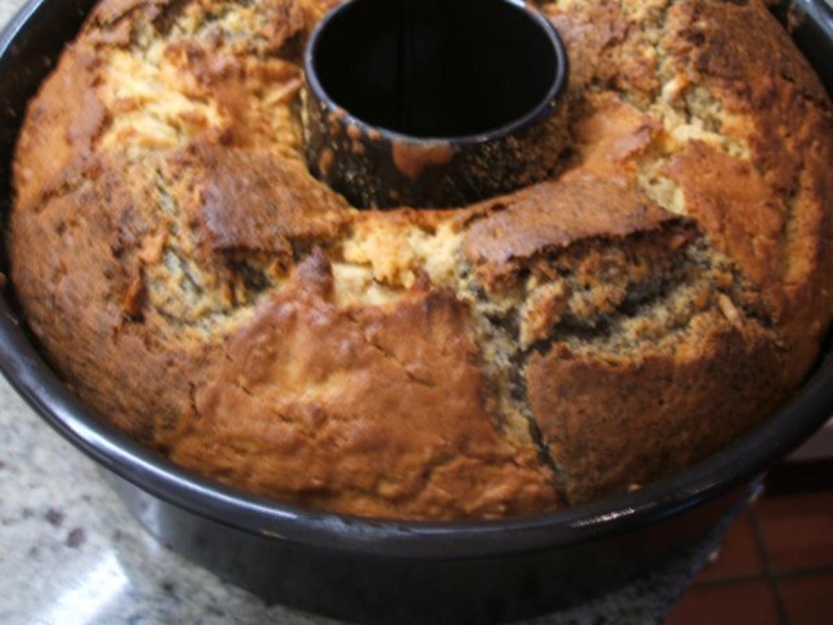 Backen: Saftiger Apfel-Mohn-Gugelhupf - Rezept - kochbar.de