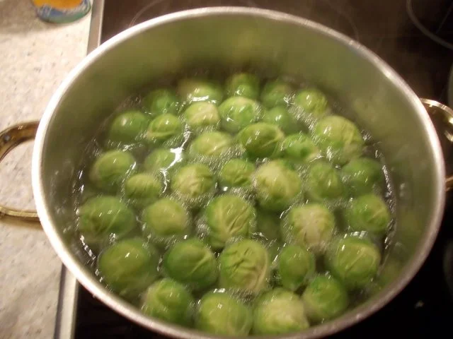 Kasseler mit Apfel-Rosenkohl - Rezept - Bild Nr. 4