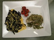 Fischknoten an schwarzen Bandnudeln auf einer Safransoße und geschmolzenen Tomaten - Rezept