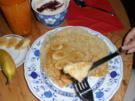 Pfannkuchen: Zimt-Cocos-Pfannkuchen mit Mini-Bananenstückchen und Ahornsirup - Rezept
