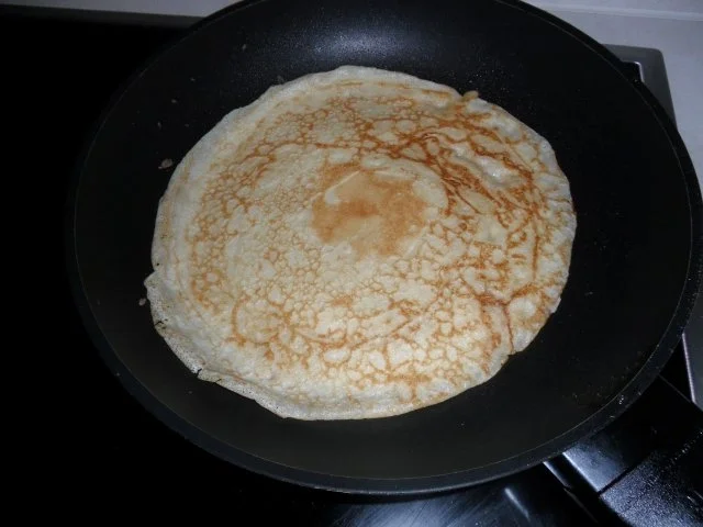 Pfannkuchen: Zimt-Cocos-Pfannkuchen mit Mini-Bananenstückchen und Ahornsirup - Rezept - Bild Nr. 2