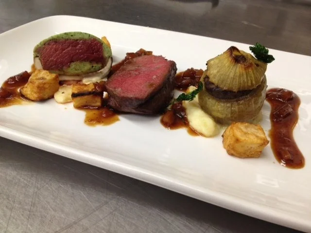 Rezept: Gefüllte Zwiebel mit Hackfleisch und frittierte Kartoffelwürfel & Jus Gefüllte Zwiebel mit Hackfleisch und frittierte Kartoffelwürfel & Jus - Rezept