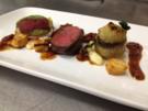 Gefüllte Zwiebel mit Hackfleisch und frittierte Kartoffelwürfel & Jus - Rezept