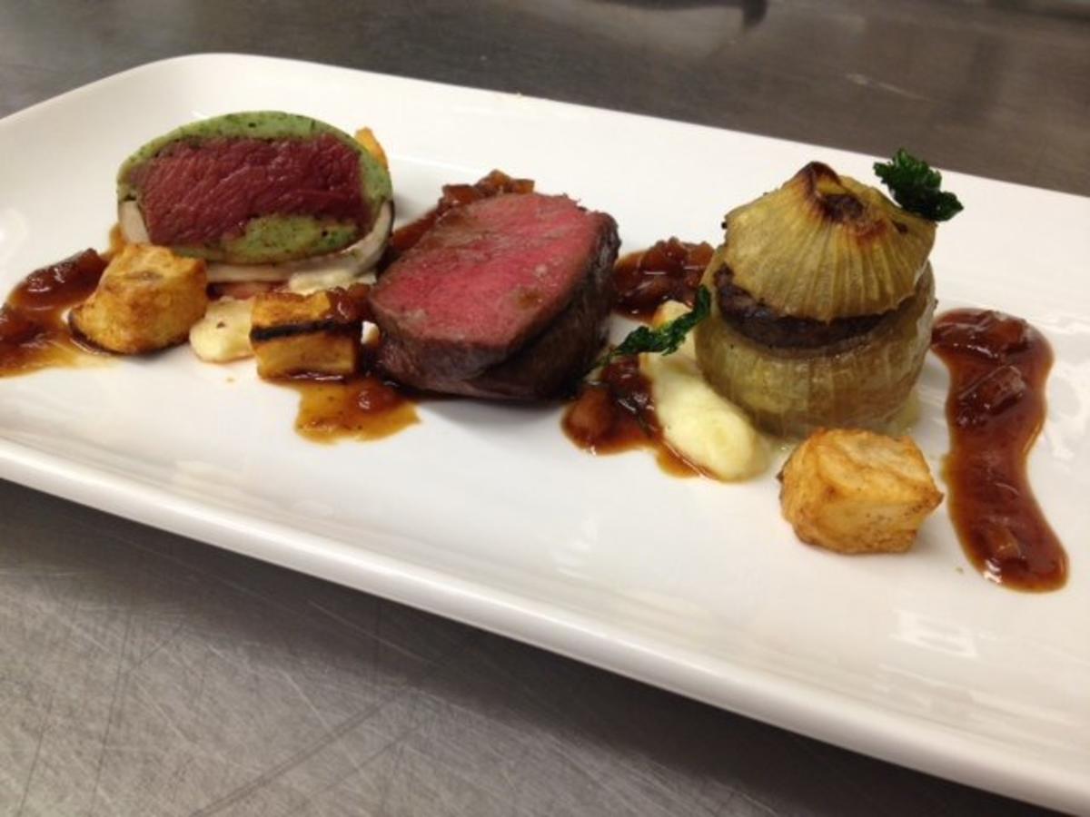 Gefüllte Zwiebel mit Hackfleisch und frittierte Kartoffelwürfel &amp; Jus ...