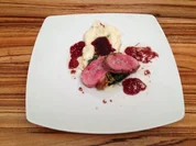 Entenbrust mit Honig-Kräuter-Kruste auf Baby-Spinat an Selleriecréme - Rezept