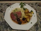 Kalbsfilet im Kräutermantel auf Spitzkohl mit Scheibchen von Drillingen - Rezept