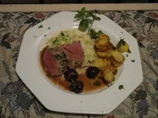 Rezept: Kalbsfilet im Krรคutermantel auf Spitzkohl mit Scheibchen von Drillingen Kalbsfilet im Krรคutermantel auf Spitzkohl mit Scheibchen von Drillingen - Rezept