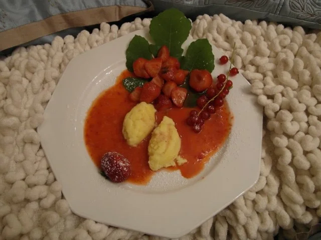 Grießklößchen auf Erdbeermark mit flambierten Erdbeeren - Rezept