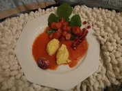 Grießklößchen auf Erdbeermark mit flambierten Erdbeeren - Rezept