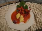 Grießklößchen auf Erdbeermark mit flambierten Erdbeeren - Rezept