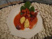 Grießklößchen auf Erdbeermark mit flambierten Erdbeeren - Rezept